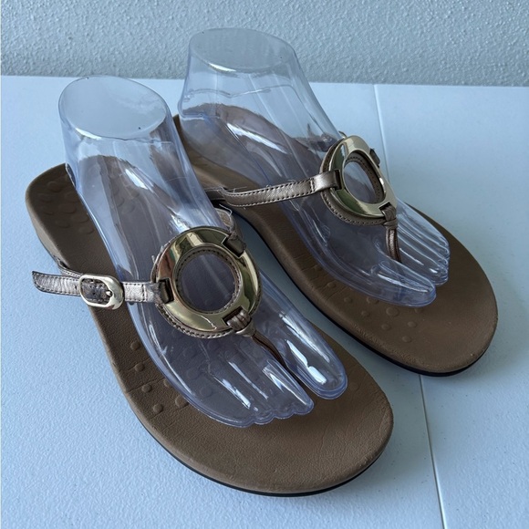 Vionic Rest Karina Sandal in Bronze Size 10 Beach Summer Pool FlipFlop Casual - Picture 1 of 11